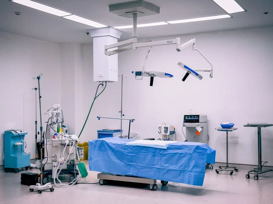 Modern operating room with advanced medical equipment in Central Visayas, Philippines. - 医疗器械的专利规避设计策略及实施方案design around
